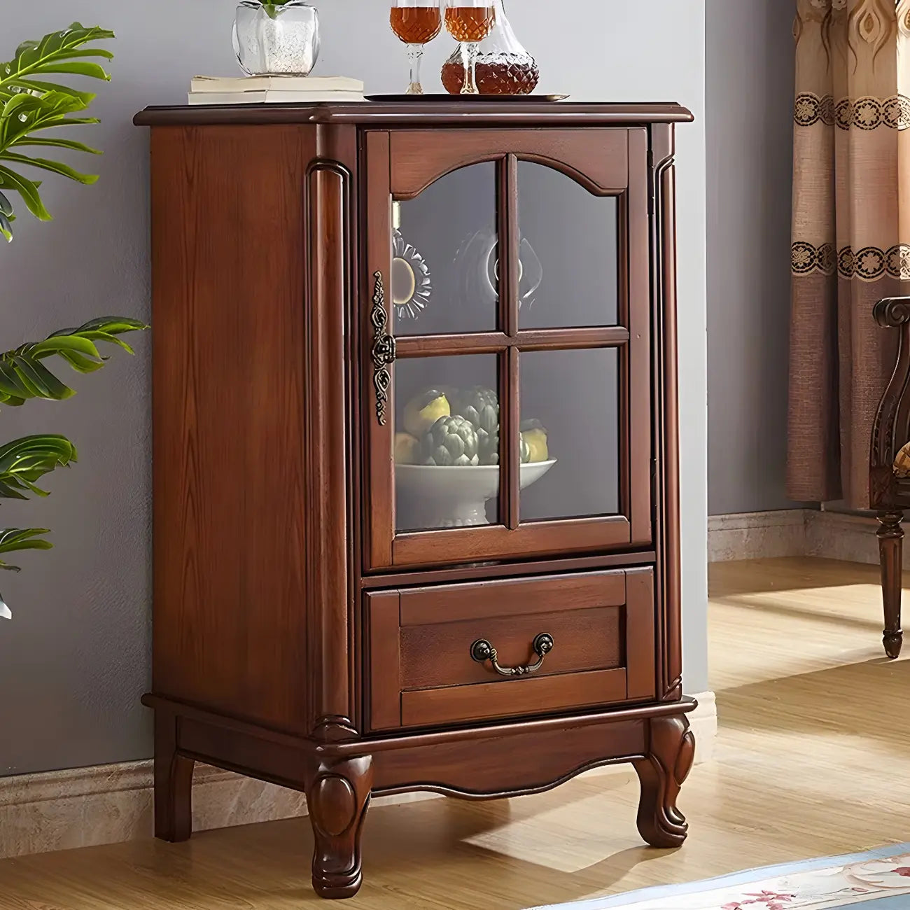 Vitrine en bois marron traditionnel avec portes vitrées