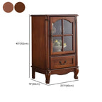 Vitrine en bois marron traditionnel avec portes vitrées