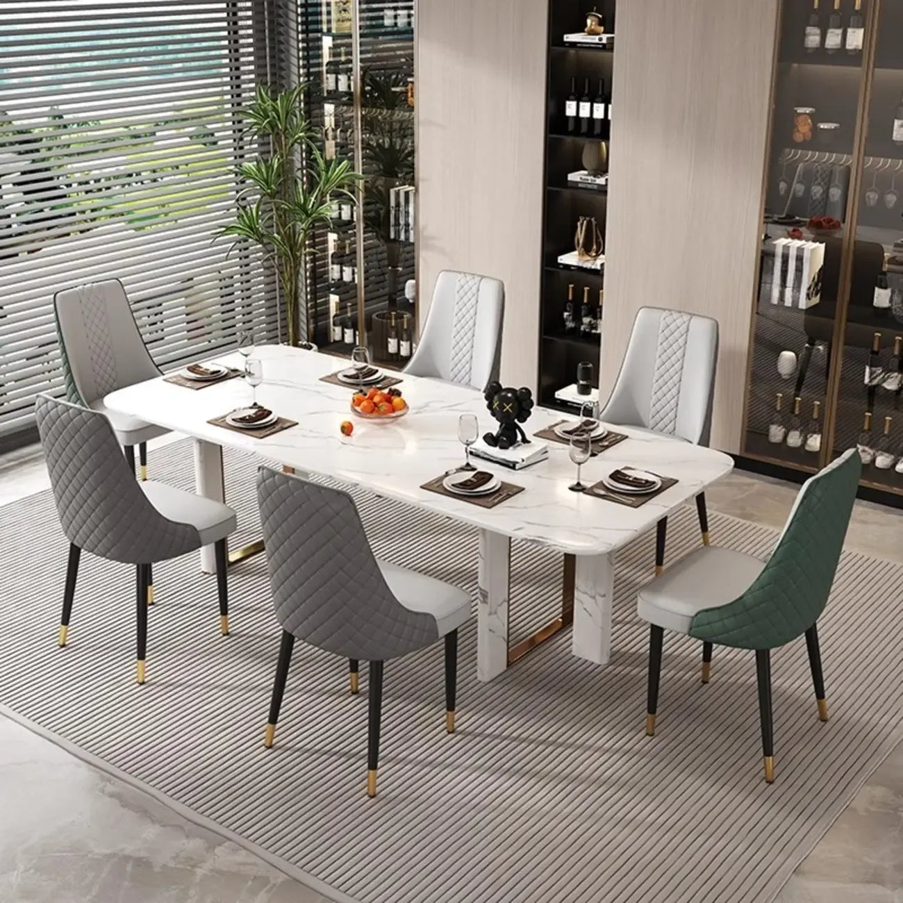 Chaise de salle à manger en similicuir avec haut dossier et accoudoirs inclinés