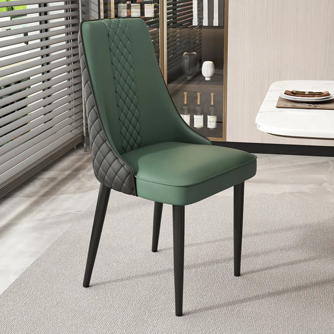 Chaise de salle à manger en similicuir avec haut dossier et accoudoirs inclinés