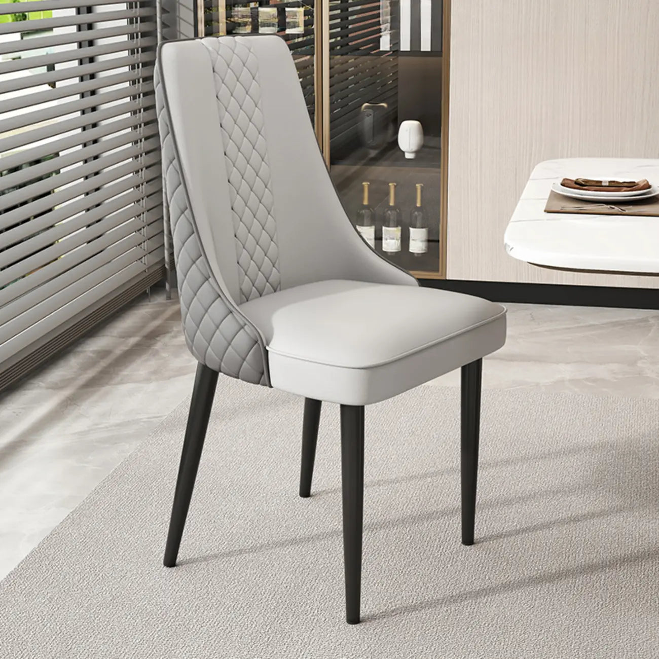 Chaise de salle à manger en similicuir avec haut dossier et accoudoirs inclinés