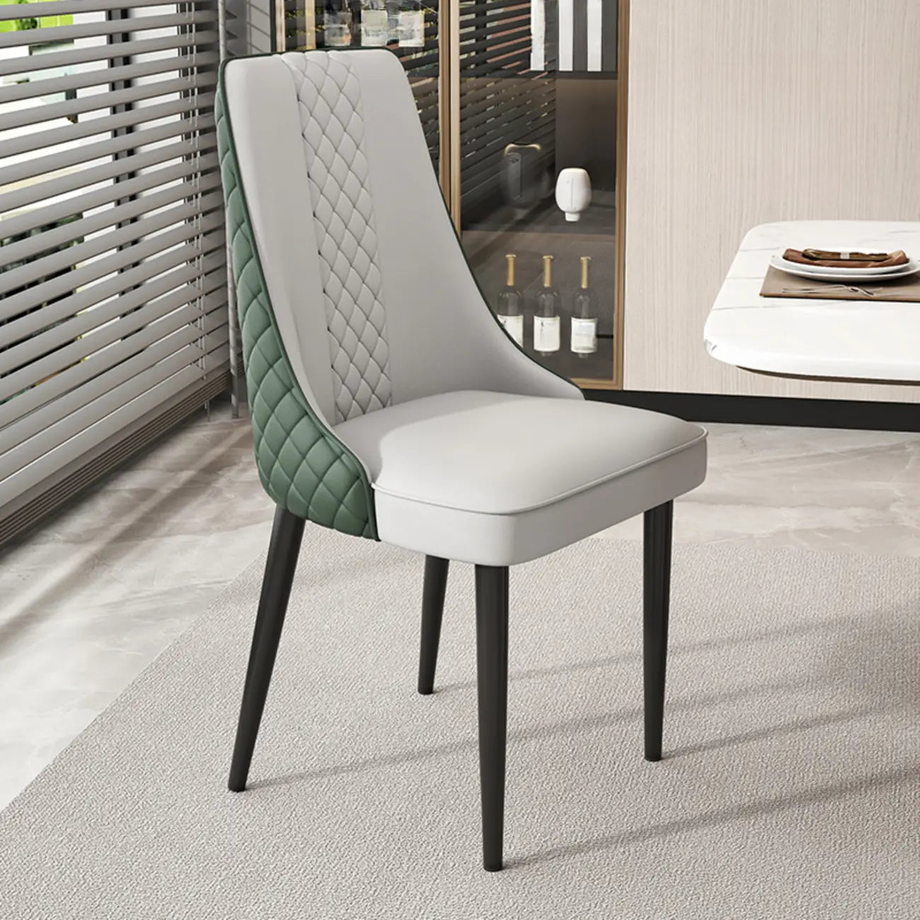 Chaise de salle à manger en similicuir avec haut dossier et accoudoirs inclinés
