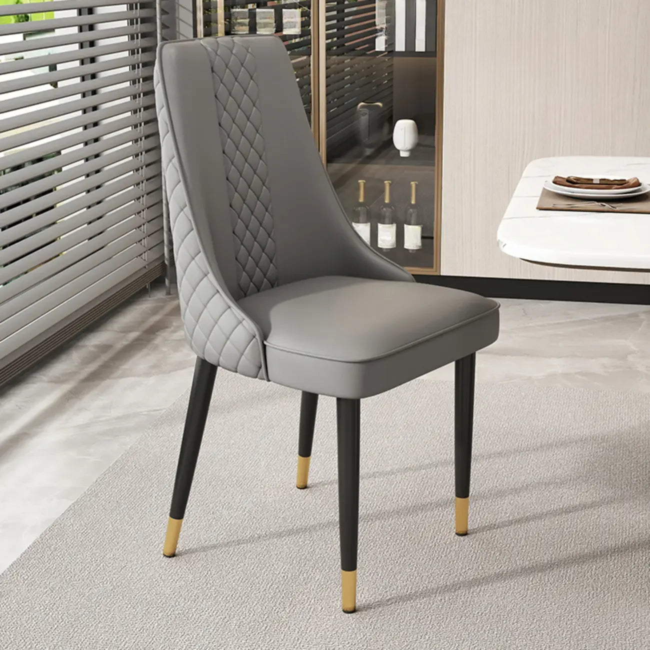 Chaise de salle à manger en similicuir avec haut dossier et accoudoirs inclinés