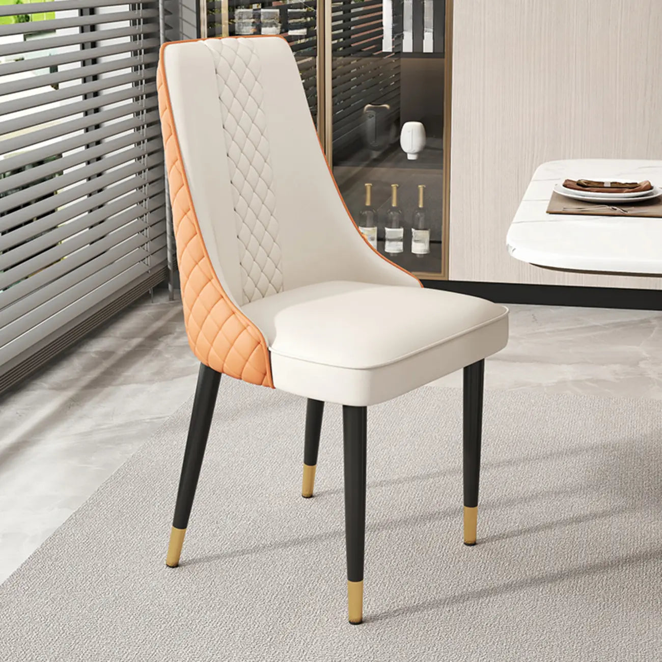 Chaise de salle à manger en similicuir avec haut dossier et accoudoirs inclinés