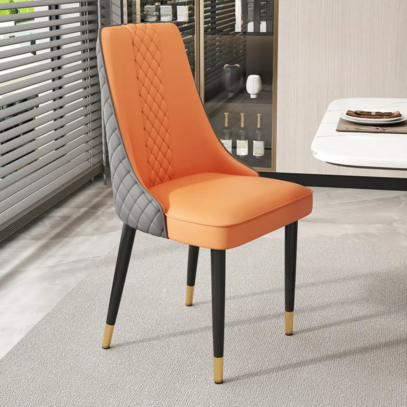 Chaise de salle à manger en similicuir avec haut dossier et accoudoirs inclinés