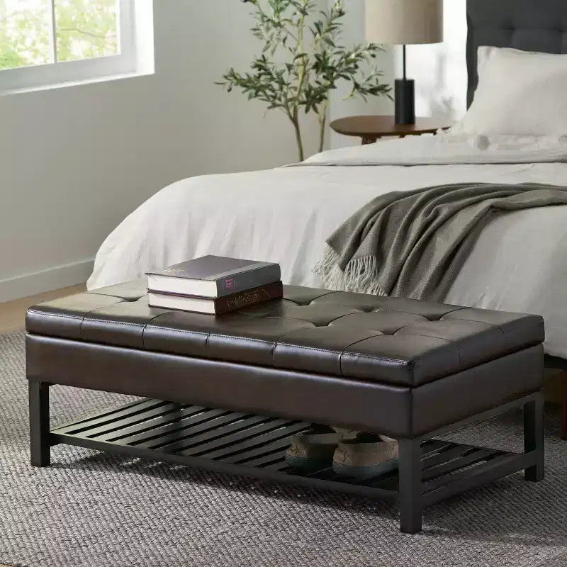Banc de rangement capitonné contemporain en similicuir Kilbourne de GDFStudio avec étagère, marron