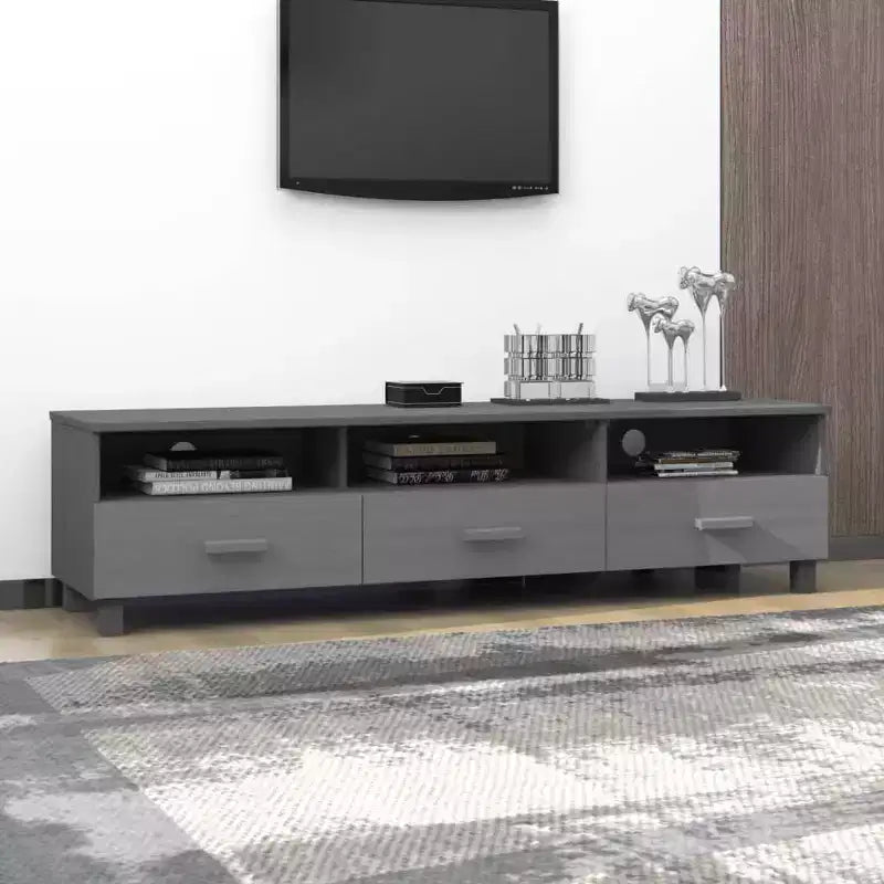 vidaXL HAMAR Meuble TV Gris Foncé - Meuble TV en Pin Massif avec Tiroirs et Compartiments - Fente Arrière Pratique pour la Gestion des Câbles