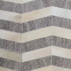 HomeRoots 18 Pouf cube ottoman chevrons en poils de vache gris et beige