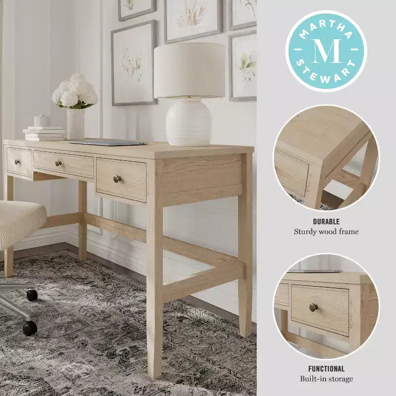 Bureau de travail Martha Stewart Rhett pour bureau à domicile, avec pieds fuselés, en couleur bois clair naturel avec ferrures bronze antique