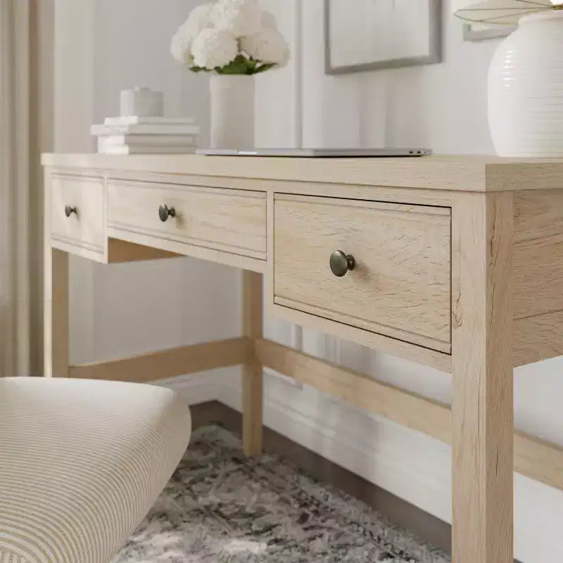 Bureau de travail Martha Stewart Rhett pour bureau à domicile, avec pieds fuselés, en couleur bois clair naturel avec ferrures bronze antique
