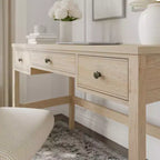 Bureau de travail Martha Stewart Rhett pour bureau à domicile, avec pieds fuselés, en couleur bois clair naturel avec ferrures bronze antique