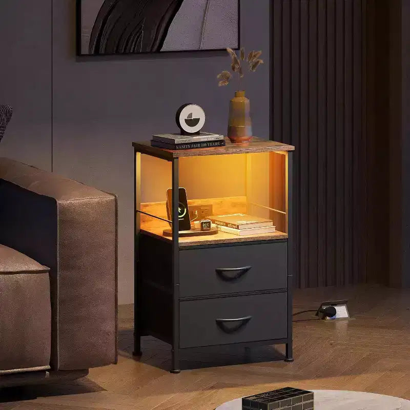 Table de chevet avec station de recharge, table de chevet LED avec 2 tiroirs en tissu, étagère de rangement, 3 ports USB et 2 prises de courant