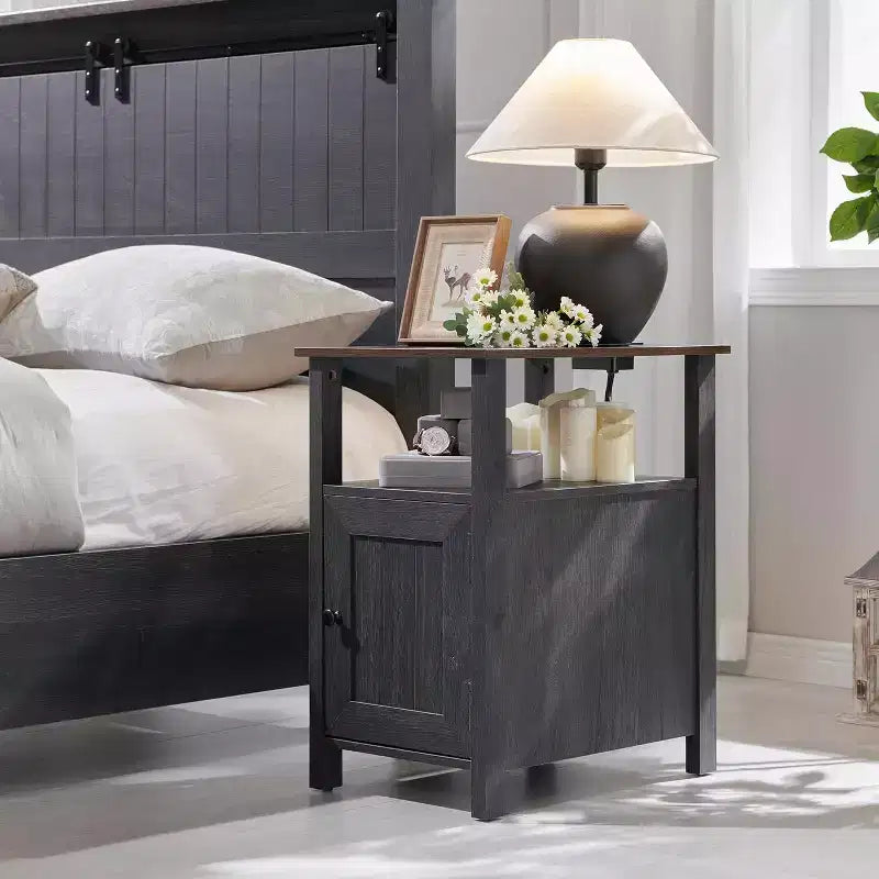 SinCiDo Lot de 2 tables de chevet de ferme avec station de recharge, tables d'appoint en bois avec porte de grange et étagères ouvertes pour chambre, salon