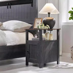 SinCiDo Lot de 2 tables de chevet de ferme avec station de recharge, tables d'appoint en bois avec porte de grange et étagères ouvertes pour chambre, salon