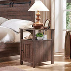 SinCiDo Lot de 2 tables de chevet de ferme avec station de recharge, tables d'appoint en bois avec porte de grange et étagères ouvertes pour chambre, salon