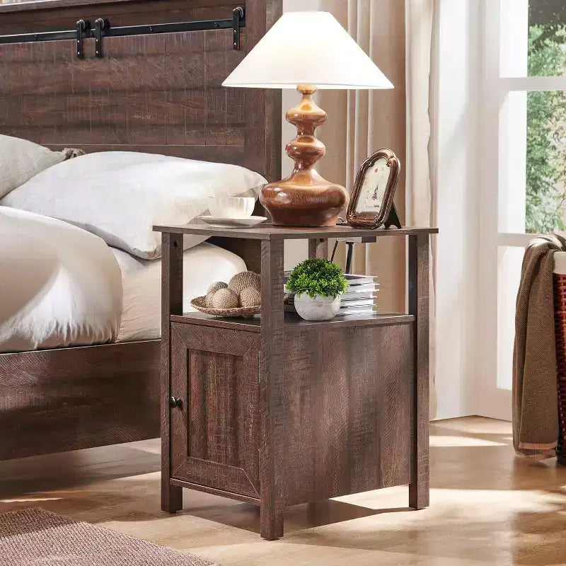 SinCiDo Lot de 2 tables de chevet de ferme avec station de recharge, tables d'appoint en bois avec porte de grange et étagères ouvertes pour chambre, salon