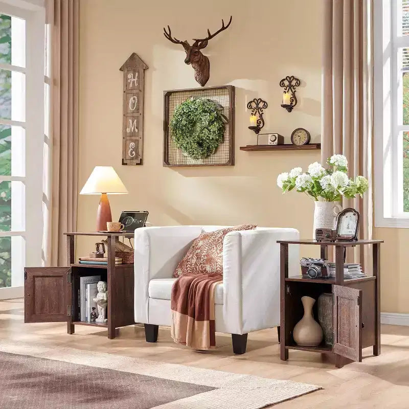 SinCiDo Lot de 2 tables de chevet de ferme avec station de recharge, tables d'appoint en bois avec porte de grange et étagères ouvertes pour chambre, salon