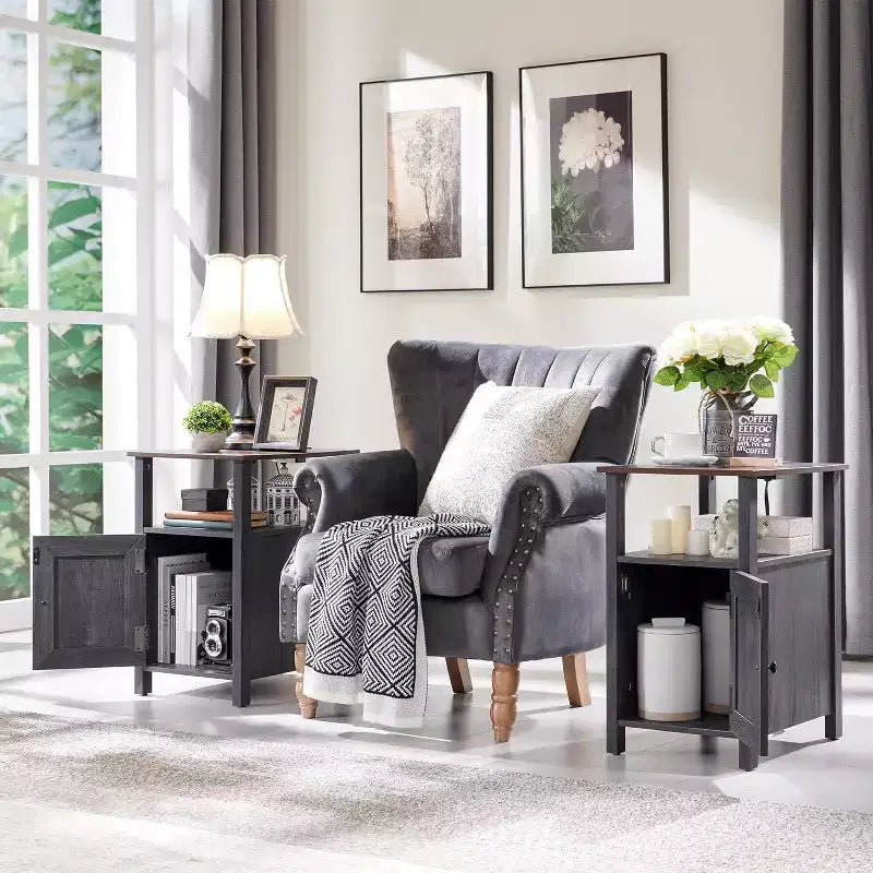 SinCiDo Lot de 2 tables de chevet de ferme avec station de recharge, tables d'appoint en bois avec porte de grange et étagères ouvertes pour chambre, salon