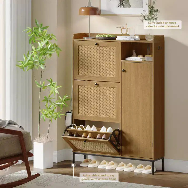 Meuble à Chaussures 3 Niveaux Acekool avec Tiroirs Basculants en Rotin Naturel, Étagères Réglables et Rangement Ouvert, Organisateur d'Entrée Disponible en Plusieurs Finitions