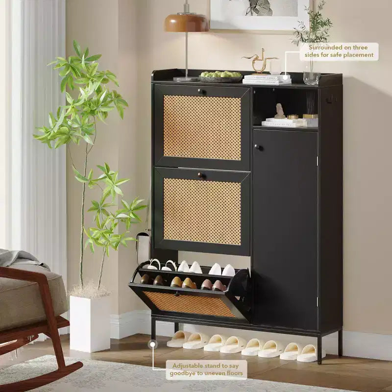 Meuble à Chaussures 3 Niveaux Acekool avec Tiroirs Basculants en Rotin Naturel, Étagères Réglables et Rangement Ouvert, Organisateur d'Entrée Disponible en Plusieurs Finitions
