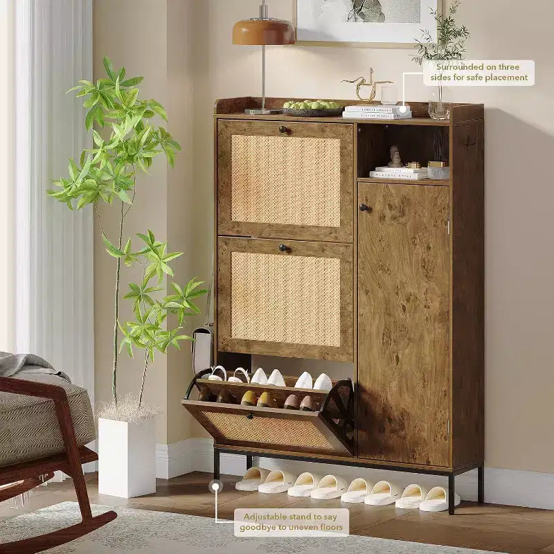 Meuble à Chaussures 3 Niveaux Acekool avec Tiroirs Basculants en Rotin Naturel, Étagères Réglables et Rangement Ouvert, Organisateur d'Entrée Disponible en Plusieurs Finitions