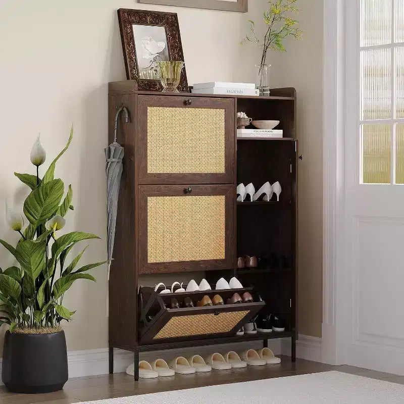 Meuble à Chaussures 3 Niveaux Acekool avec Tiroirs Basculants en Rotin Naturel, Étagères Réglables et Rangement Ouvert, Organisateur d'Entrée Disponible en Plusieurs Finitions