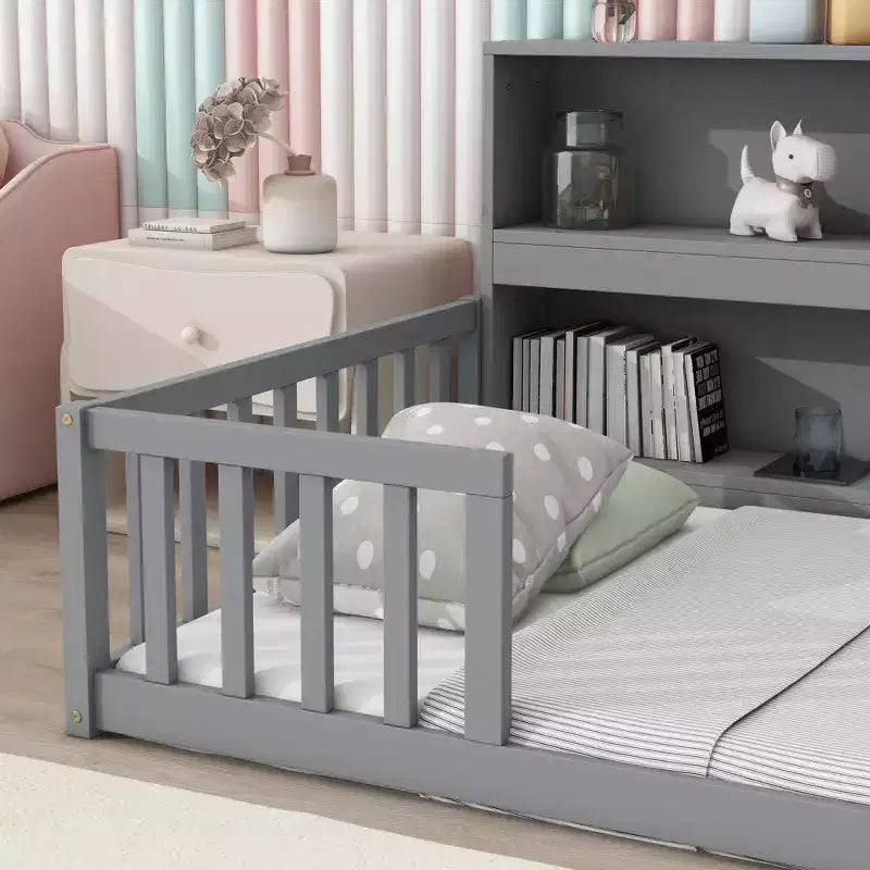 Cadre de lit double/complet Okak avec bibliothèque de chevet et barrières de sécurité, lit au sol de rangement sans porte pour chambre de bébés/enfants