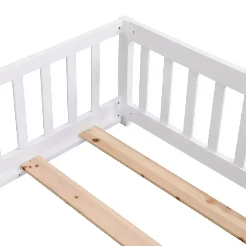 Lit double Okak avec tête de lit, Cadre de lit plateforme en bois massif avec barrière, Convient aux enfants, Bois de pin, Blanc