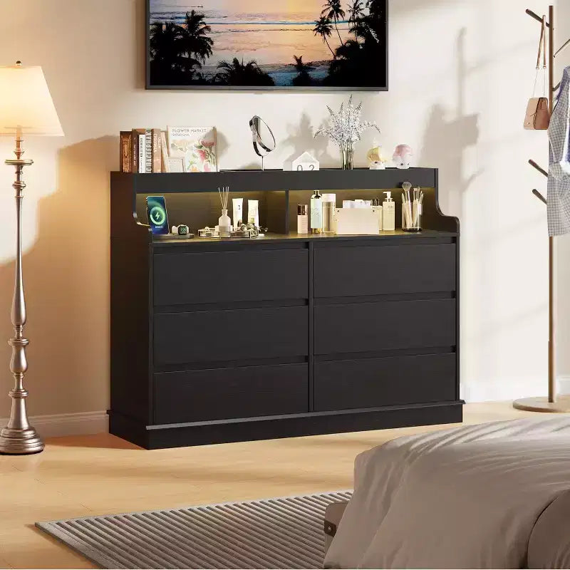 Commode de 51" de large, 6 tiroirs, commode moderne, avec lumières LED, station de charge, étagère ouverte, pour salon