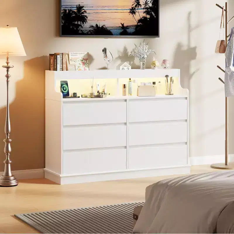 Commode de 51" de large, 6 tiroirs, commode moderne, avec lumières LED, station de charge, étagère ouverte, pour salon
