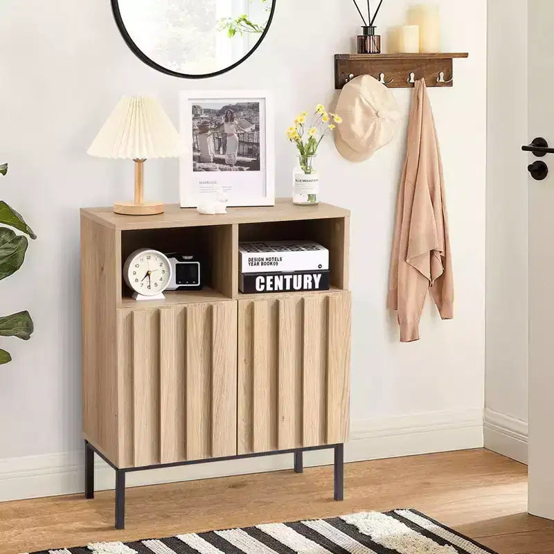 Meuble de rangement industriel-rustique avec portes à effet chêne ondulé, cadre en fer et étagères réglables pour le salon, l'entrée ou la chambre à coucher