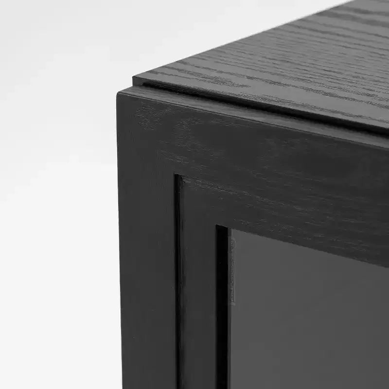 Meuble de rangement vitré. Le corps du meuble et la porte offrent un double espace de rangement. Le verre trempé de qualité alimentaire est résistant à l'humidité et aux rayures.