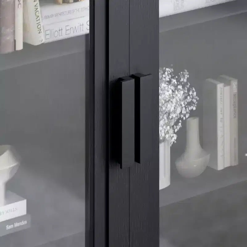 Meuble de rangement vitré. Le corps du meuble et la porte offrent un double espace de rangement. Le verre trempé de qualité alimentaire est résistant à l'humidité et aux rayures.