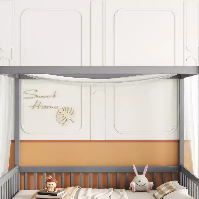 Lit baldaquin double Lit au sol en bois avec clôture, Naturel/Gris/Blanc-ModernLuxe