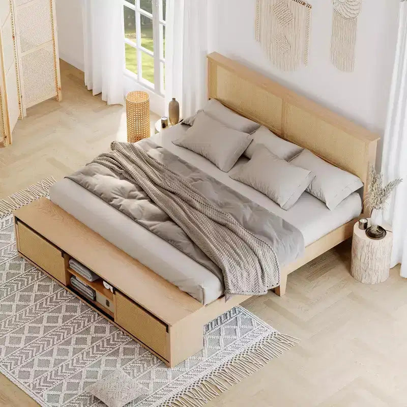 Lit plateforme Queen Size en rotin naturel avec armoires de rangement coulissantes de type porte de grange et tête de lit lumineuse à LED, lit bohème de style ferme avec pieds en bois