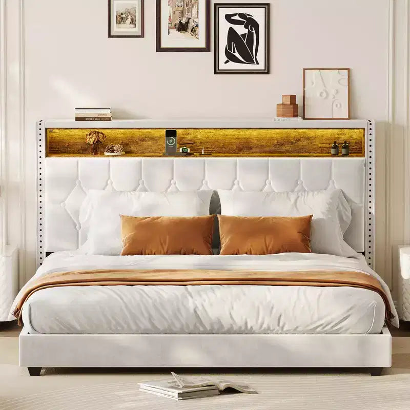 Cadre de lit King size, lit plateforme avec tête de lit capitonnée, station de recharge et bibliothèque, silencieux, stable, avec lumière, ne nécessite pas de sommier tapissier, blanc cassé