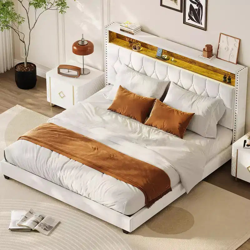 Cadre de lit King size, lit plateforme avec tête de lit capitonnée, station de recharge et bibliothèque, silencieux, stable, avec lumière, ne nécessite pas de sommier tapissier, blanc cassé