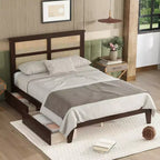 Lit double MAYEERTY avec tête de lit en rotin, deux tiroirs de rangement, lit en bois d'hévéa marron