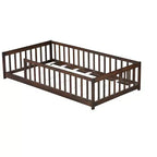 Lit double au sol MAYEERTY avec clôture sans porte, garde-corps en bois d'hévéa marron