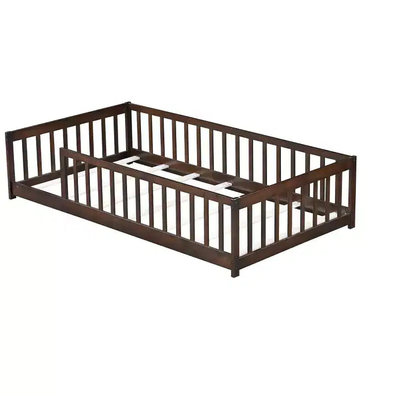 Lit double au sol MAYEERTY avec clôture sans porte, garde-corps en bois d'hévéa marron