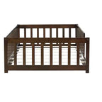Lit double au sol MAYEERTY avec clôture sans porte, garde-corps en bois d'hévéa marron