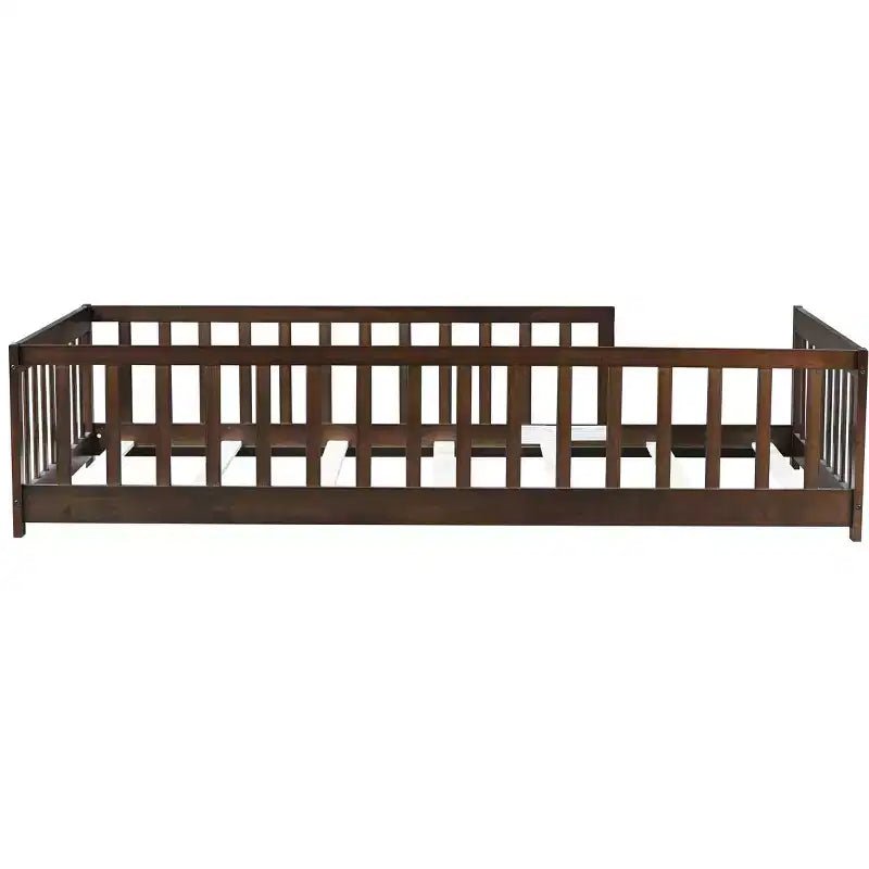 Lit double au sol MAYEERTY avec clôture sans porte, garde-corps en bois d'hévéa marron