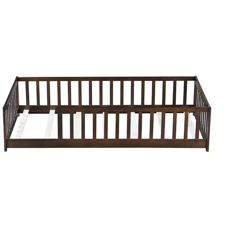 Lit double au sol MAYEERTY avec clôture sans porte, garde-corps en bois d'hévéa marron