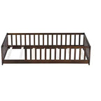 Lit double au sol MAYEERTY avec clôture sans porte, garde-corps en bois d'hévéa marron
