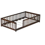 Lit double au sol MAYEERTY avec clôture sans porte, garde-corps en bois d'hévéa marron