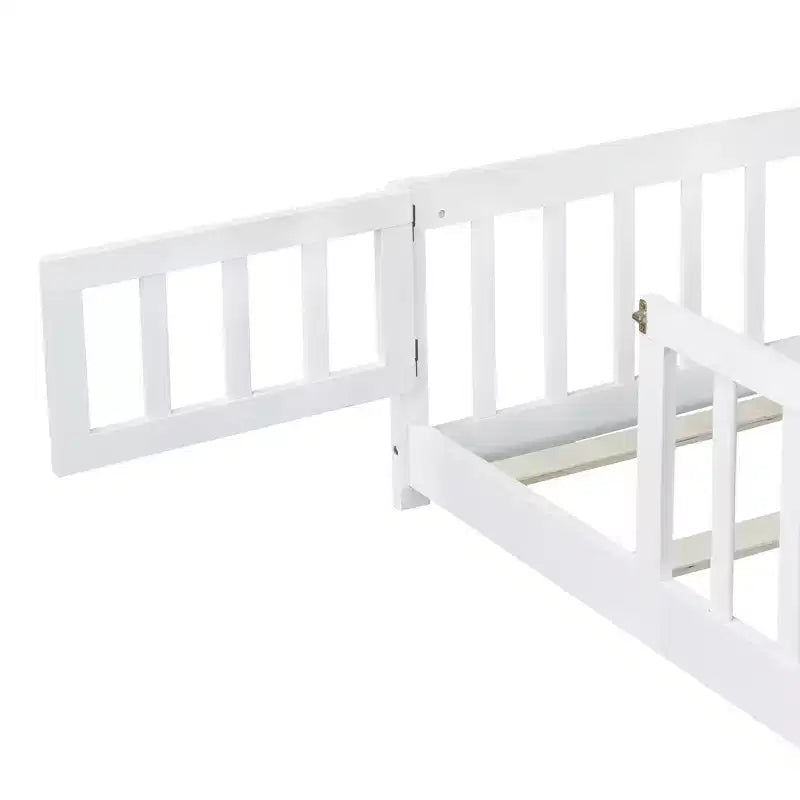 Lit au sol Queen MAYEERTY avec clôture, porte et barrières en bois d'hévéa, blanc