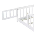 Lit au sol Queen MAYEERTY avec clôture, porte et barrières en bois d'hévéa, blanc
