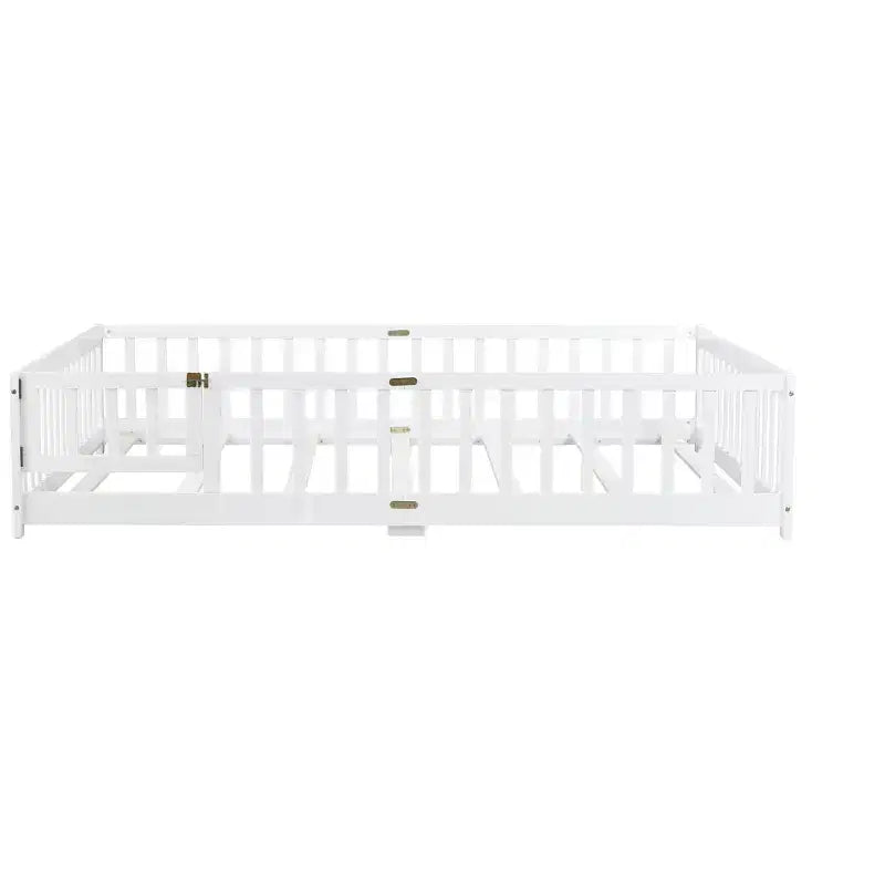 Lit au sol Queen MAYEERTY avec clôture, porte et barrières en bois d'hévéa, blanc