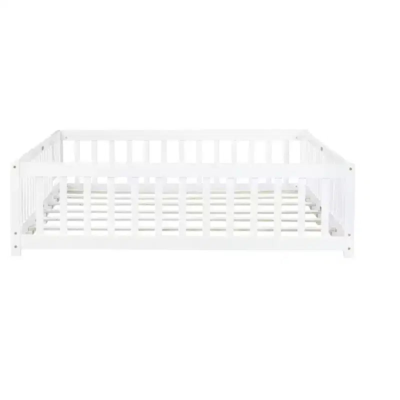 Lit au sol Queen MAYEERTY avec clôture, porte et barrières en bois d'hévéa, blanc