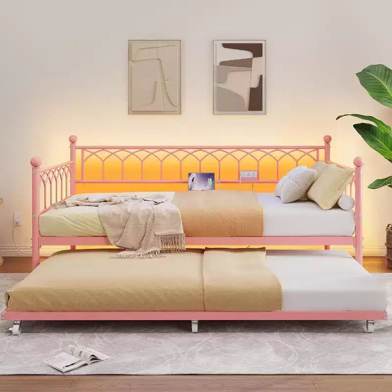 Cadre de lit plateforme en métal robuste GUSTOWAVE, avec station de recharge et lumières LED